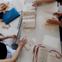 Policiales en secreto. Tiembla Sherlock. Encuadernación con lanas (atado o cosido). Encuadernación en cantidad, sin tapa artesanal, para donar a la Biblioteca Escolar._♀️Ria(5)